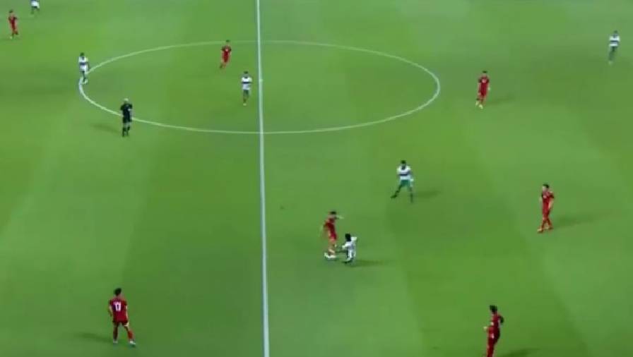 VIDEO: Tuấn Anh bị cầu thủ Indonesia phi chân vào ống đồng