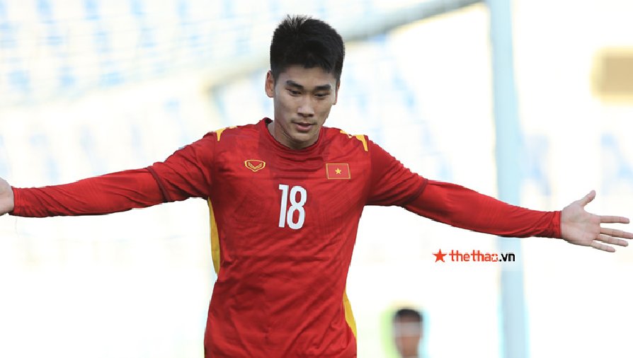 Nhâm Mạnh Dũng lại ghi bàn bằng đầu cho U23 Việt Nam khi đá tiền đạo