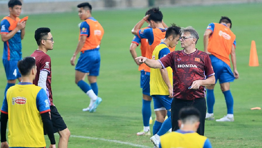 HLV Troussier rút ngắn thời gian tập luyện của ĐTQG và U23 Việt Nam