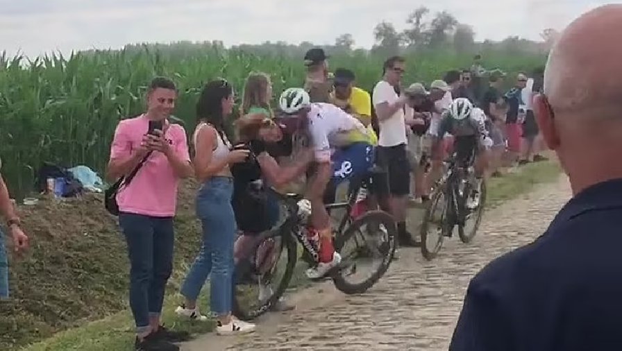 Tay đua Tour de France ngã gãy cổ vì đâm phải khán giả