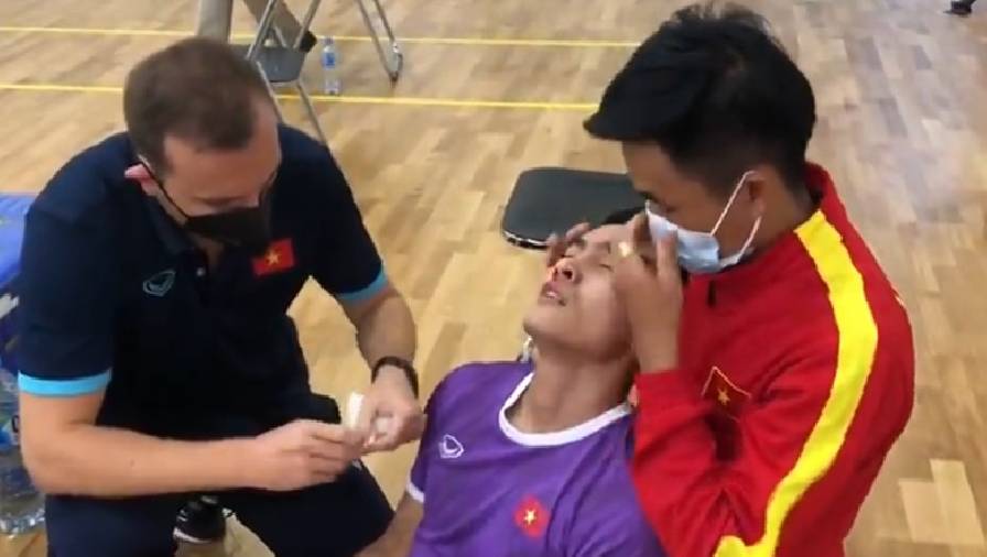Cầu thủ ĐT Futsal Việt Nam đổ máu sau pha va chạm ở trận gặp Morocco
