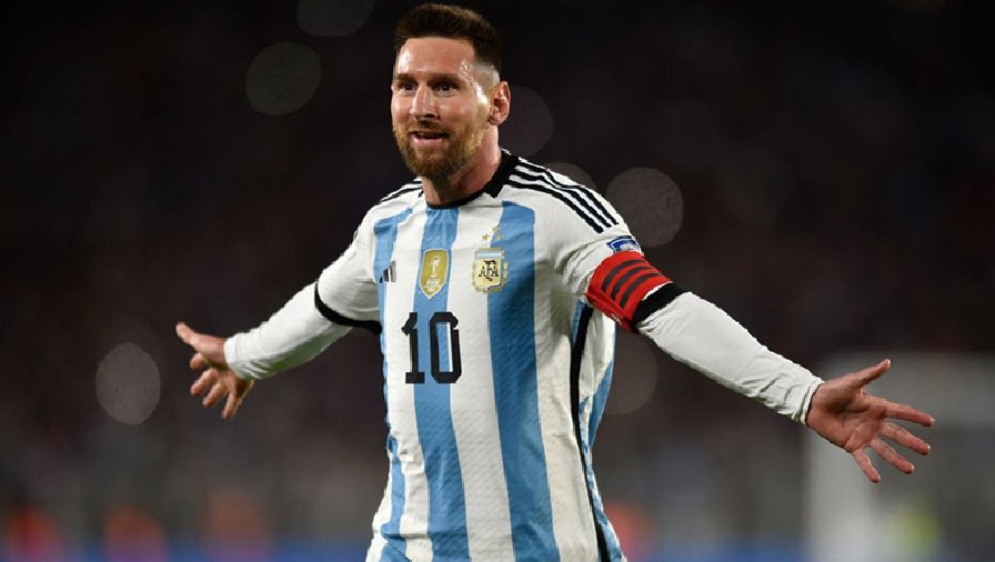 Messi đá phạt như 'hack', Argentina thắng nhọc Ecuador 