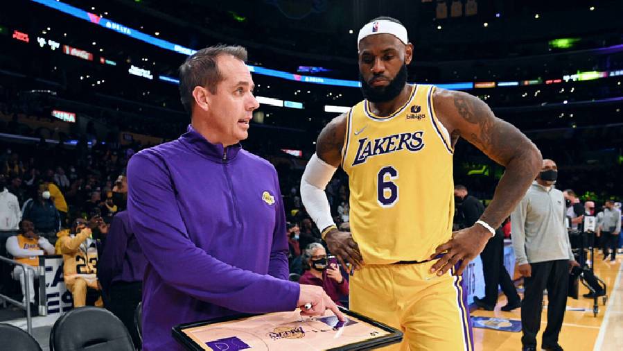 Bà chủ Los Angeles Lakers khẳng định chưa ‘xuống tay’ với HLV Vogel