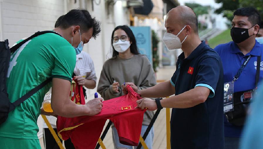 Cầu thủ ĐT Việt Nam ký tặng CĐV, vẫn tuân thủ nghiệm ngặt 5K