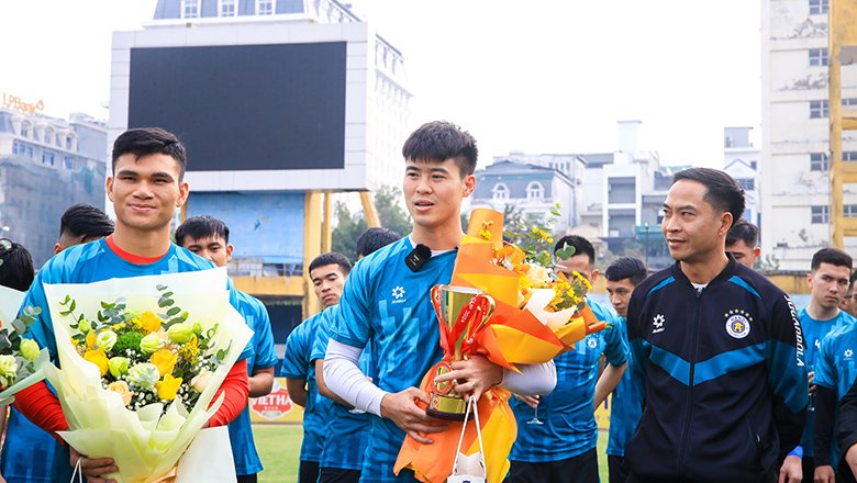 Duy Mạnh mang cúp vàng mini ASEAN Cup 2024 mừng công trong ngày trở lại Hà Nội FC