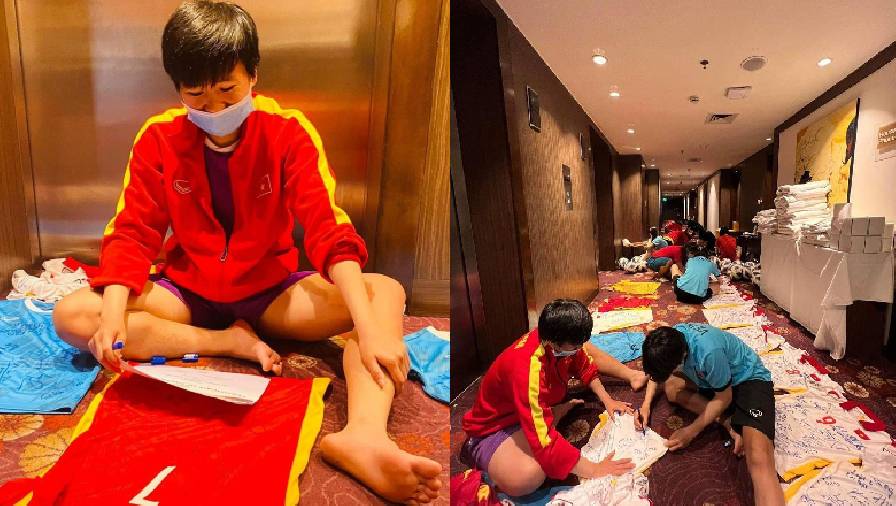 ĐT nữ Việt Nam mỏi tay ký áo đấu làm quà gửi về quê nhà