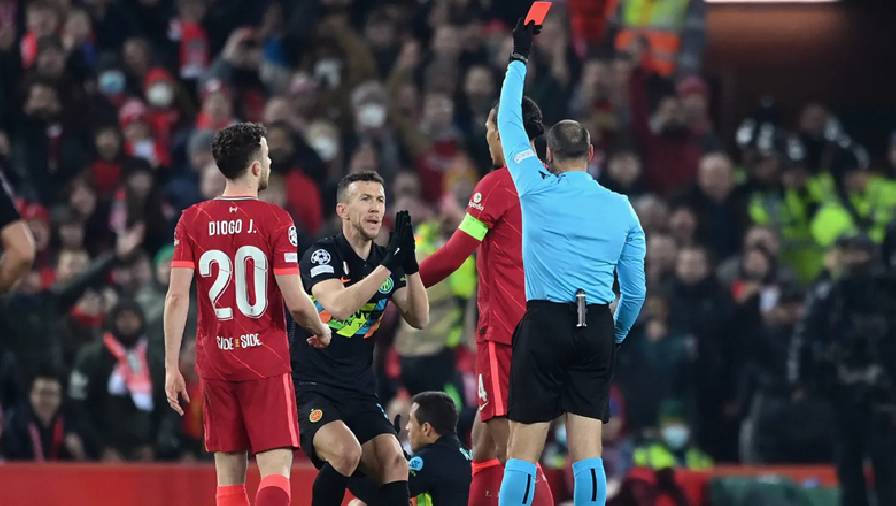 Alexis Sanchez nhận thẻ đỏ 2 phút sau khi Inter Milan ghi bàn trước Liverpool