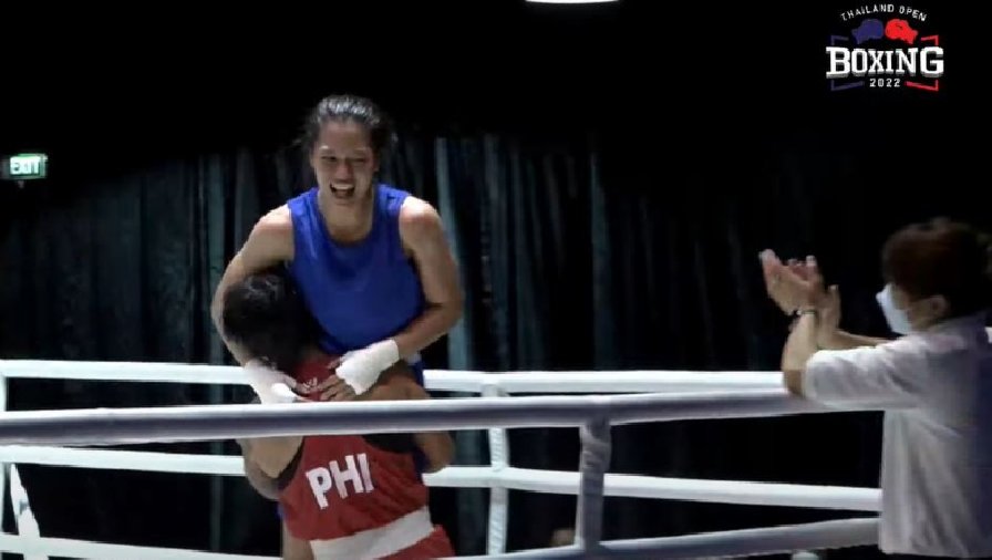 Oanh Nhi về nhì giải Boxing Thái Lan Mở rộng, được đối thủ nhấc bổng ăn mừng
