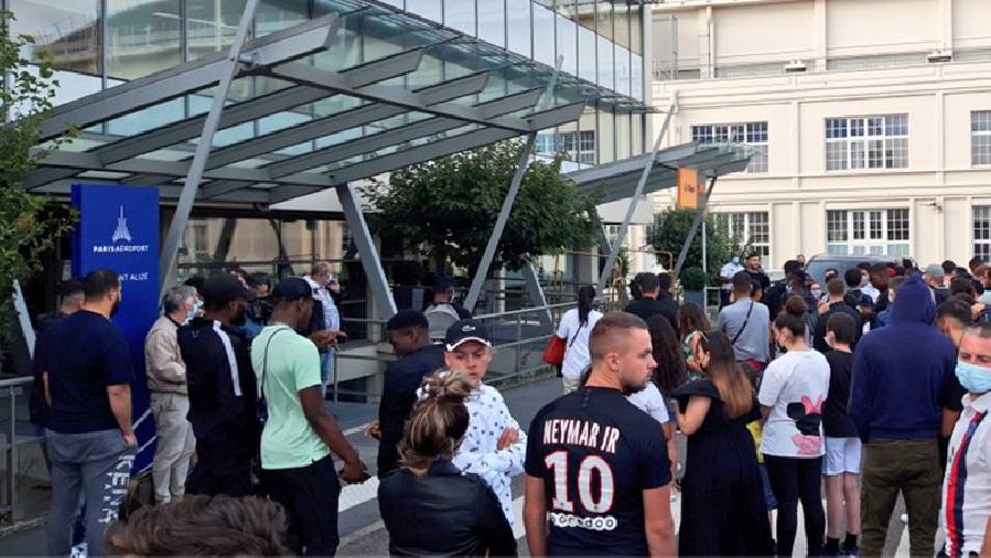 Sân bay Paris thất thủ vì CĐV muốn thấy Messi