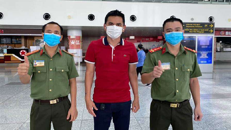 Trải nghiệm 22 giờ 'xuyên Việt' đến sân bay Nội Bài của HLV Kiatisuk