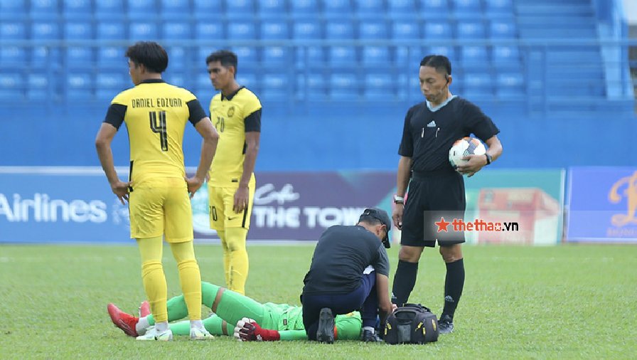 Thủ môn U19 Malaysia đi cấp cứu vì chấn thương vùng đầu ở trận gặp Myanmar