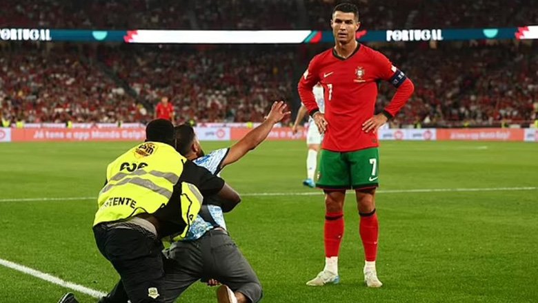 Ronaldo ‘đứng hình’ khi bị fan cuồng lao vào sân quấy rối