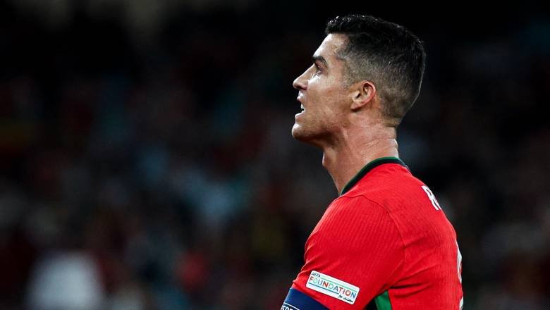 Ronaldo lại 'giải cứu' Bồ Đào Nha: Khi bước chân chưa mỏi