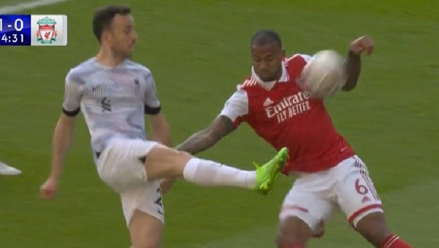 Tại sao Gabriel để bóng chạm tay nhưng Arsenal không bị phạt đền?