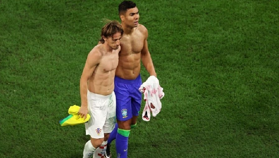 Modric và Casemiro đổi áo ngay sau khi kết thúc hiệp 1 trận Croatia vs Brazil