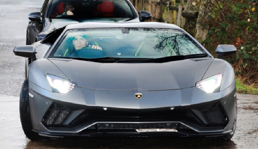 Antony lái 'bò' Lamborghini đến sân tập của MU sau tai nạn xe hơi đêm giao thừa