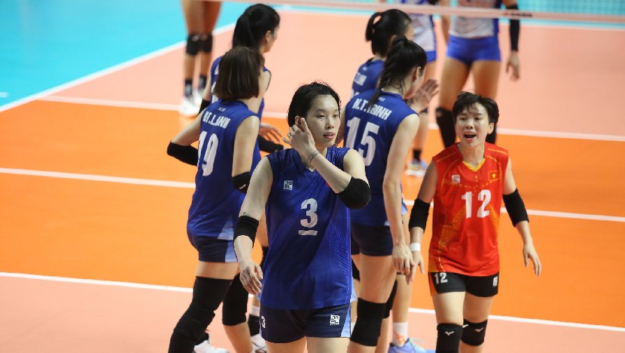 Tuyển bóng chuyền nữ Việt Nam giành vé đầu tiên vào bán kết SEA Games 32 khi thắng đậm Philippines