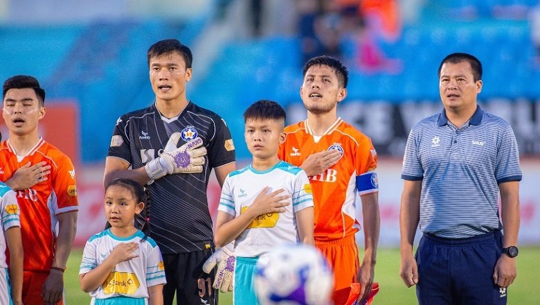 Bùi Tiến Dũng vô lê như tiền đạo, ghi bàn đầu tiên trong sự nghiệp chuyên nghiệp