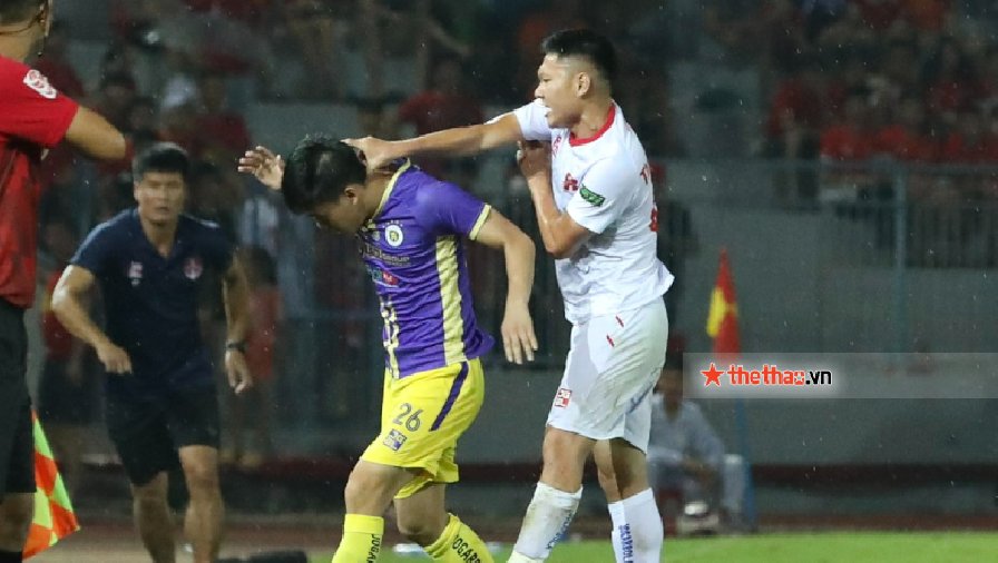 Cầu thủ Hải Phòng bóp cổ Tuấn Anh của Hà Nội vì bị chơi xấu