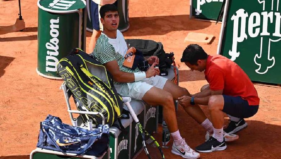 Chuột rút và chọn chăm sóc y tế, vì sao Alcaraz bị phạt thua trắng 1 game trước Djokovic?