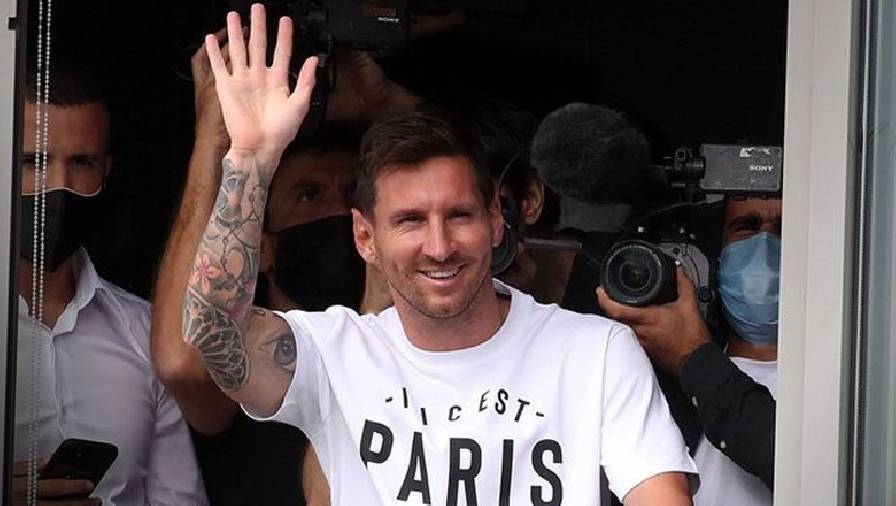 Messi mặc áo in chữ Paris, vẫy tay chào fan PSG