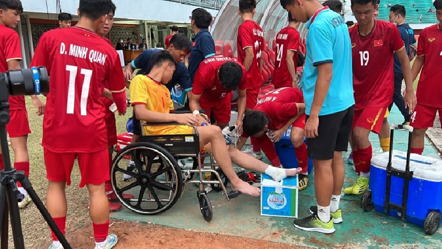 Thủ môn U16 Việt Nam giập đùi, phải ngồi xe lăn sau trận bán kết giải Đông Nam Á