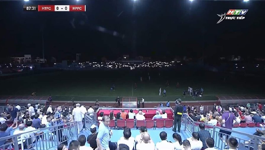Sân Hà Tĩnh mất điện giữa trận đấu của đội chủ nhà và Hải Phòng