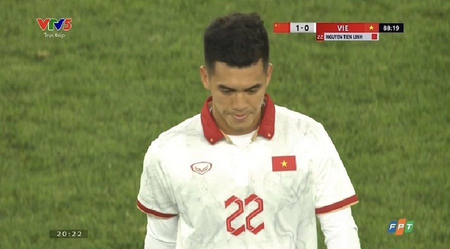 Nguyễn Tiến Linh nhận thẻ đỏ chỉ sau 10 phút vào sân trước ĐT Trung Quốc