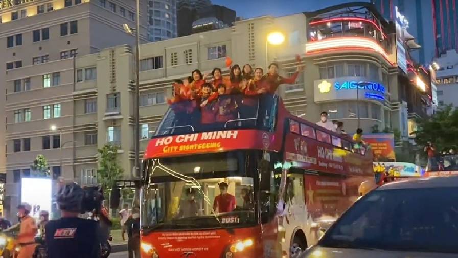 ĐT nữ Việt Nam diễu hành bằng xe bus, ký mỏi tay khi vào TP.HCM