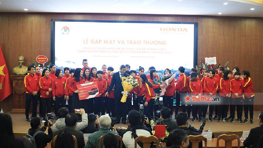 ĐT nữ Việt Nam dự lễ mừng công ở VFF