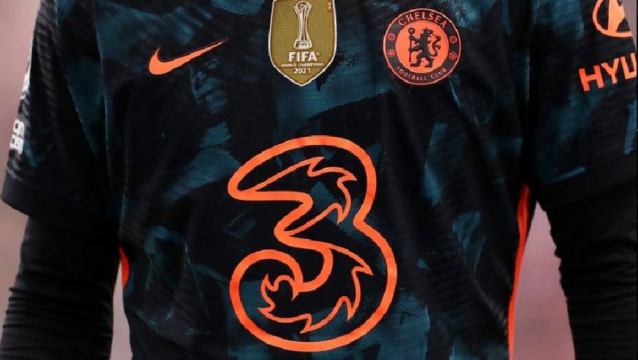 Tại sao Chelsea mặc áo trơn không in nhà tài trợ Three?