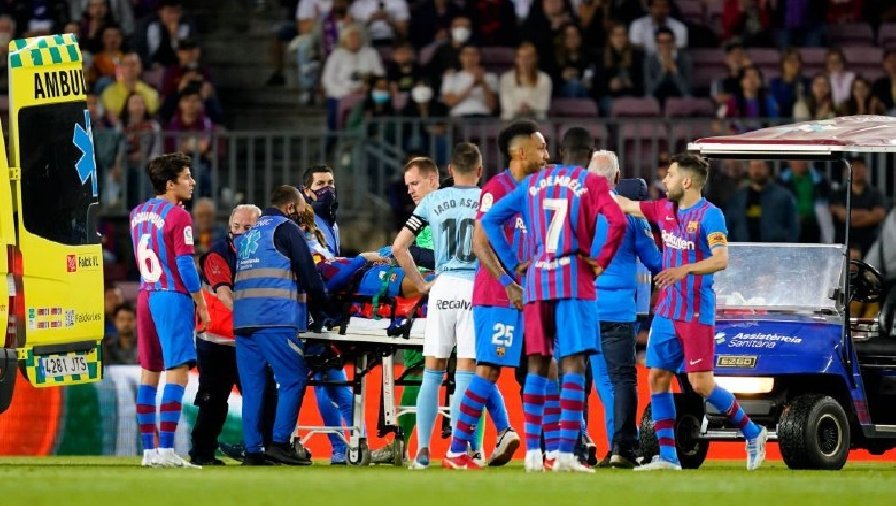 Trung vệ Barca phải cấp cứu tại bệnh viện sau pha va chạm với đồng đội