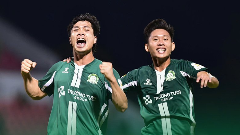 Bình Phước và Ninh Bình cùng thắng, bứt tốp ở cuộc đua thăng hạng
