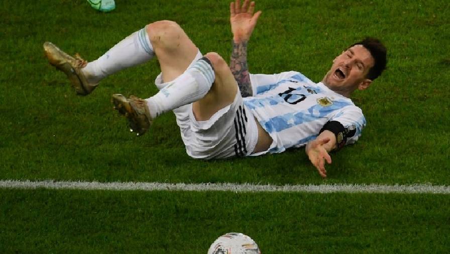 Liên tục bị triệt hạ, Messi cũng bay người ăn vạ như Ashley Young