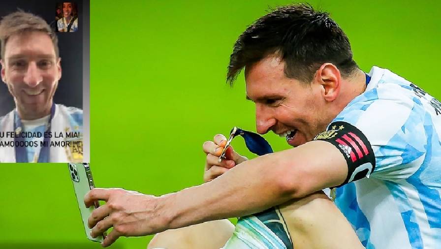 Messi gọi về cho vợ, khoe huy chương vàng Copa America ngay trên sân bóng