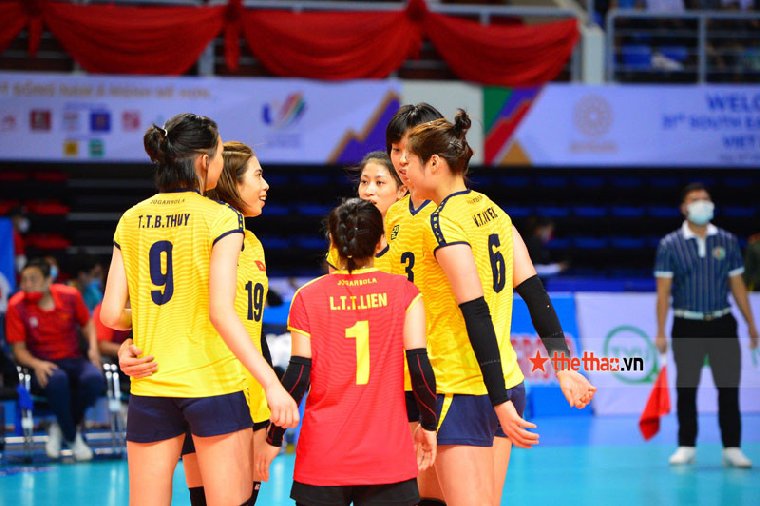 Đội tuyển bóng chuyền nữ Việt Nam giao hữu với đội tuyển bóng chuyền nữ Thái Lan