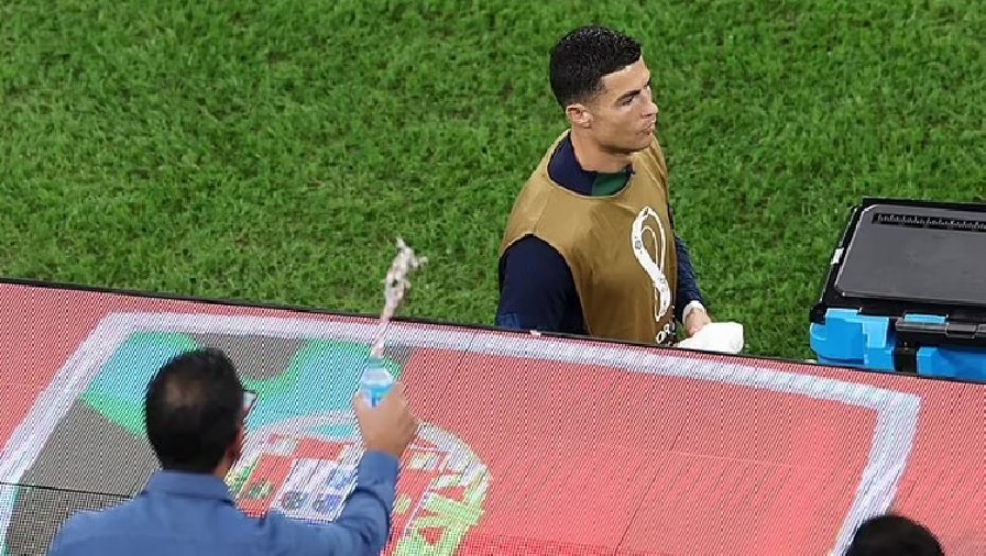 Cổ động viên bị ‘tống cổ’ khỏi sân vì hắt nước vào người Ronaldo