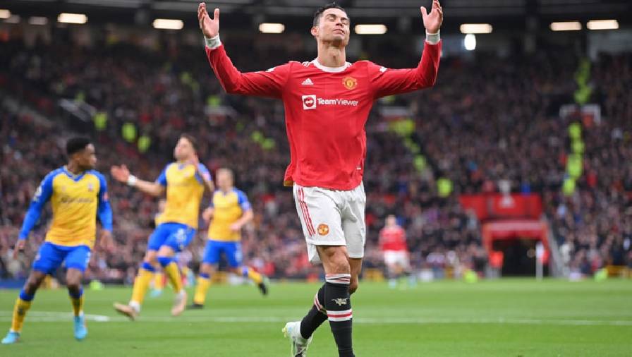 Ronaldo bỏ lỡ cơ hội khó tin trước khung thành trống ở trận MU vs Southampton