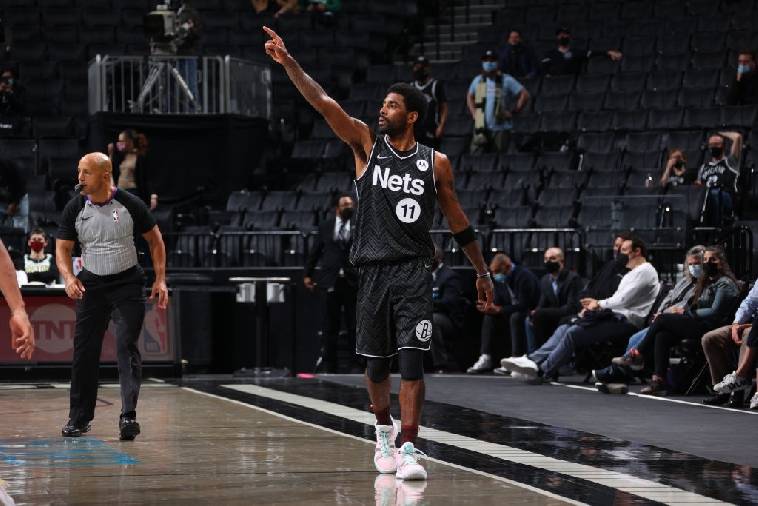 Bật mode 'gánh team', Kyrie Irving đưa Brooklyn Nets đến chiến thắng trước Boston Celtics