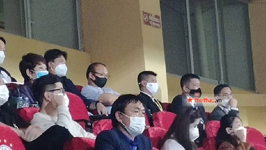 Bầu Hiển ở phòng VIP, HLV Park Hang Seo ngồi khán đài dự khán trận Hà Nội FC vs TPHCM