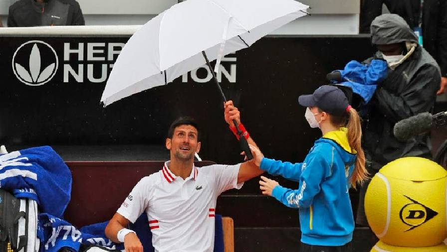 Mưa to vẫn bị bắt thi đấu, Djokovic quát trọng tài xơi xơi ngay trên sân