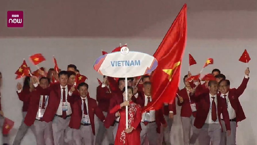 Huy Hoàng dẫn đầu đoàn Việt Nam tiến vào lễ đài khai mạc SEA Games 31