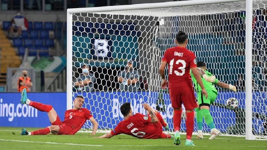Hậu vệ Thổ Nhĩ Kỳ ghi bàn phản lưới nhà lịch sử ở EURO
