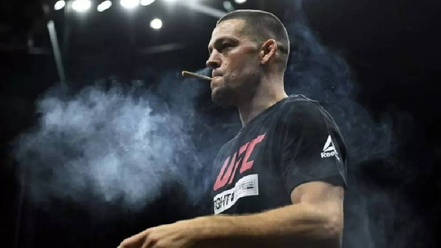 Nate Diaz phì phèo khói thuốc tại họp báo UFC, không sợ bị giải đấu cấm cửa
