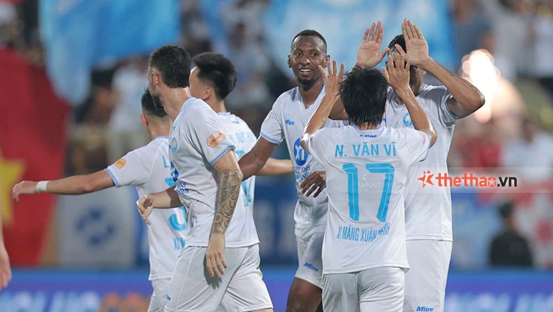 Nam Định ẵm hat-trick giải thưởng trước thềm vòng đấu định đoạt ngôi vương V.League