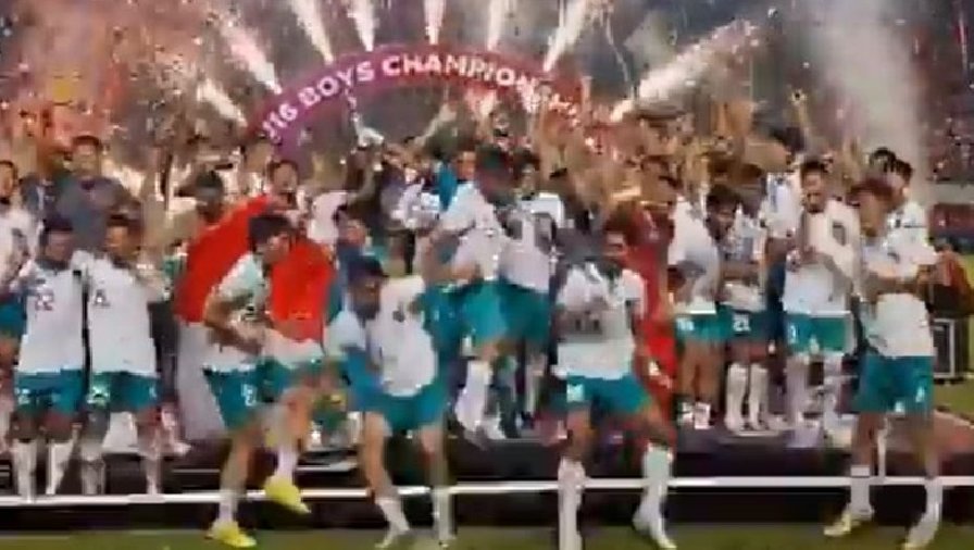 Cầu thủ Indonesia đá sập bảng vô địch khi ăn mừng danh hiệu U16 Đông Nam Á