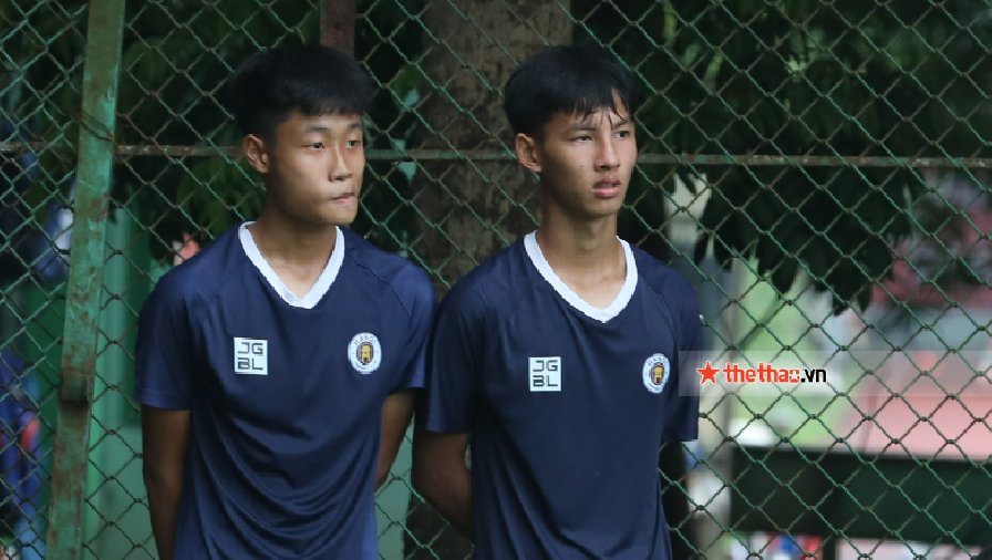 Cầu thủ trẻ Hà Nội tò mò sang xem HAGL tập luyện trước trận đấu với đội nhà