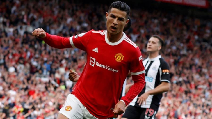 Cầu thủ Newcastle tranh nhau đổi áo với Ronaldo
