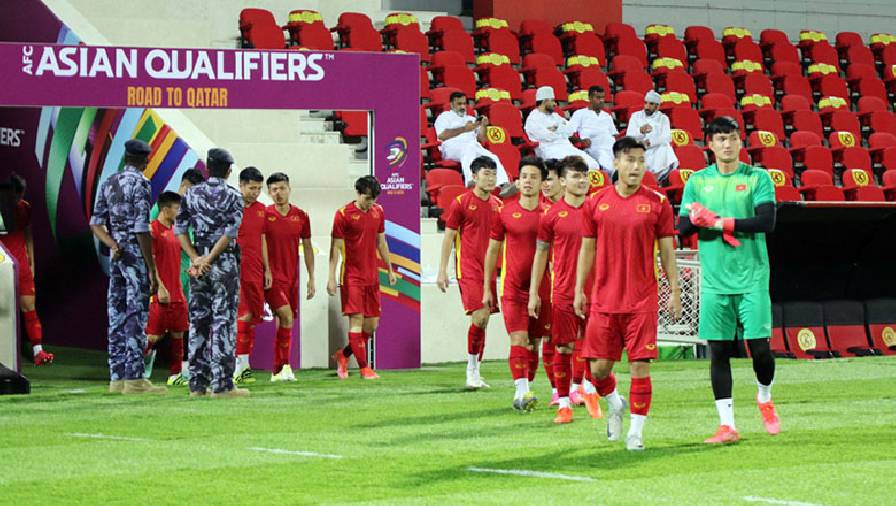 ĐT Việt Nam làm quen sân đấu trước trận gặp Oman