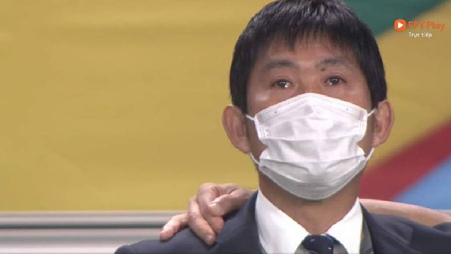 HLV ĐT Nhật Bản khóc đẫm nước mắt trước áp lực sa thải